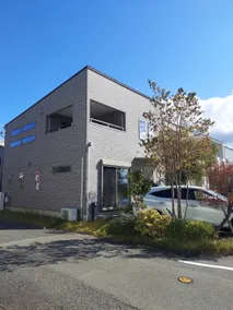 Entire river-view building for rent. 10-min walk to Najima Station, convenience stores, and restaurants. 2 parking spots, 2 bathrooms, Wi-Fi - Image 3
