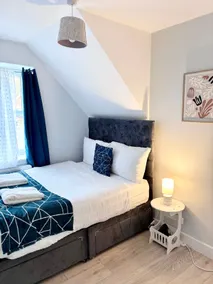 Castle-View Apartment & Free Parking on Site - Image 3