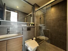 Luxury 1-Bedroom Apartment with Pool Access in DIFC, Dubai - Image 4