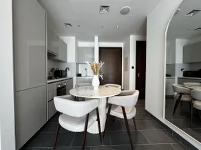 Luxury 1-Bedroom Apartment with Pool Access in DIFC, Dubai - Image 5