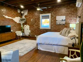 Historic Townhouse & Courtyard Downtown - Image 5