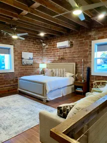 Historic Townhouse & Courtyard Downtown - Image 4