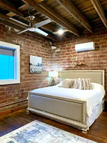 Historic Townhouse & Courtyard Downtown - Image 3