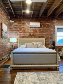 Historic Townhouse & Courtyard Downtown - Image 2