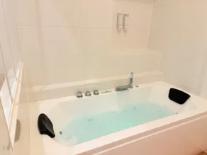 Romantic suite, private hot tub, Wi-Fi and Netflix - Image 4