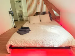 Romantic suite, private hot tub, Wi-Fi and Netflix - Image 5