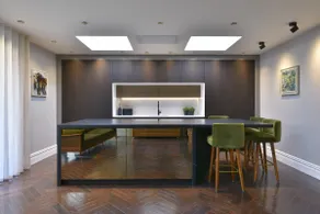 Exquisite 2bed Coach House, 10min to CC, Terrace - Image 4