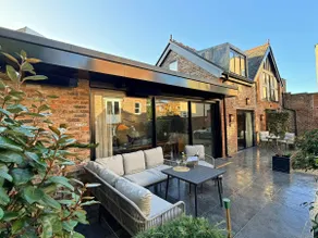 Exquisite 2bed Coach House, 10min to CC, Terrace - Image 2