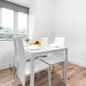Modern Two Bedroom Apartment - Netflix - Balcony - Secure Parking 2MC - Image 4