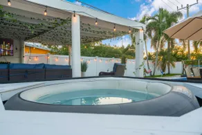 Near Beach|Airport|*LED Pool*|Hot Tub & Sand Court - Image 5