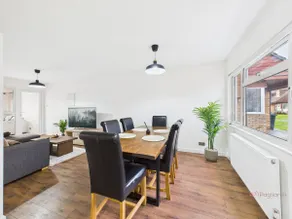 3-Bed Semi-Detached Perfect for Work & Family with Parking - Image 2
