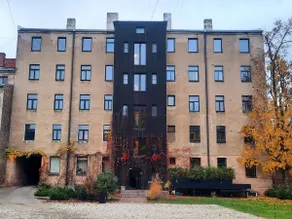 33 m²• Retro Flat • Free Courtyard Parking - Image 3