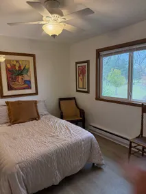 Super Cute Condo on Park w/ yard - Image 4
