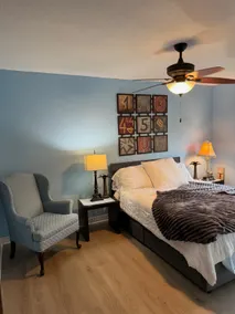 Super Cute Condo on Park w/ yard - Image 5