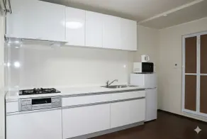 Popular for family trips | Renovated, comfortable space | Relax like you're at home | Free parking | Up to 6 people | Convenience store: 3-minute walk - Image 4