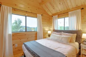 Hilltop retreat w/hot tub & fire pit - Image 3
