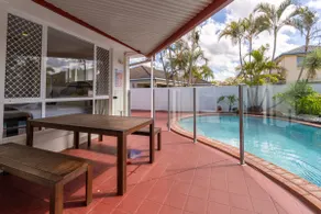 4 BRD getaway house with pool - Image 3