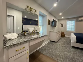 Senator Suites ”The Addisyn” - Image 5