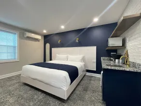 Senator Suites ”The Addisyn” - Image 3