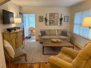 The Retreat on Riddle 4BR Two Baths Full Kitchen - Image 3