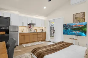 Luxury Modern Studio Retreat with Private Yard - Image 4