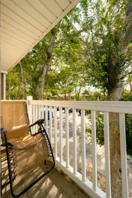 Walk to LSU! 2BR Townhouse • 3 Beds • Free Parking - Image 5