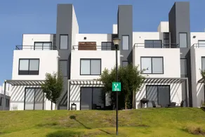 House in a residential area with a pool / 6 guests - Image 3