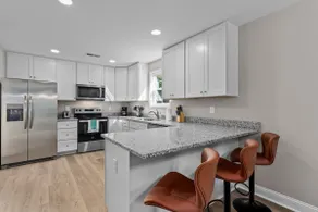 Stylish 6 bd/4.2bth Duplex, Charming Location! - Image 5