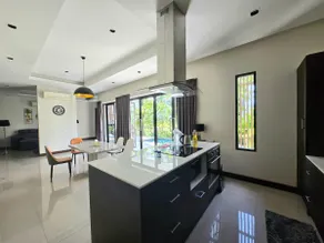 Tranquil lake view villa on Phuket golf estate - Image 5