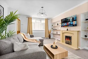 Stylish 3 Bedroom House - Garden - Pool Table - Parking 165M - Image 3