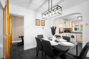Stylish 3 Bedroom House - Garden - Pool Table - Parking 165M - Image 2