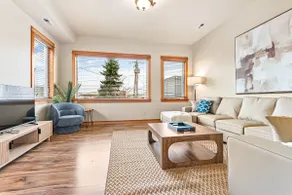 Downtown Sunny Farmhouse | Bay Views | 3 Kings - Image 2