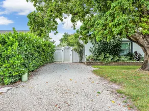 Paradise Coast | Private Patio-Parking | Top Area - Image 5