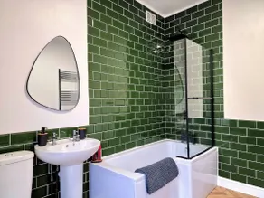 Stylish 3 Bedroom House, Perfect for Families and Groups - Image 2