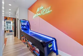 Downtown retreat, rooftop patio, EV charger, games - Image 5