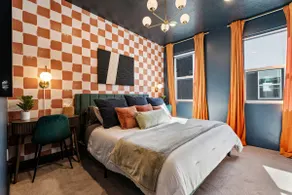 Downtown retreat, rooftop patio, EV charger, games - Image 4