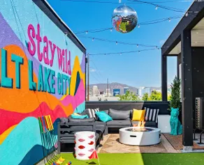 Downtown retreat, rooftop patio, EV charger, games - Image 2