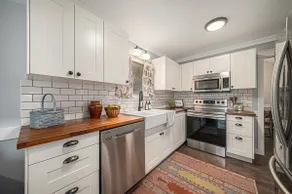 Beautiful 4-bed, 3-bath Lees Summit Cottage - Image 5