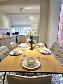 Albert House |Large Home Sleeps 7+ |Garden Parking - Image 2
