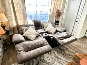 Cozy 1BR End Cottage W/D • Parking •Walk to Train - Image 2
