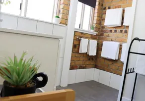Beautiful 3 Bedroom Pet Friendly Apartment - Image 4