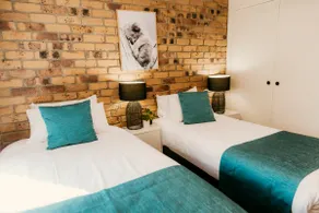 Beautiful 3 Bedroom Pet Friendly Apartment - Image 2