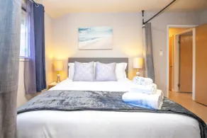 Spacious Downtown 6BR Duplex Perfect for Groups - Image 5
