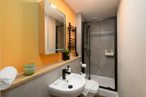 Benjamin Suite - Modern 3BR Apartment with Parking & WIFI - Image 4