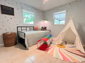 Relax & Entertain: King Bed, Pool, Fully Fenced - Image 5
