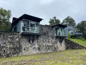Magnificent ranch with spectacular lake views - Image 2