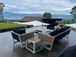Magnificent ranch with spectacular lake views - Image 3