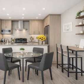 Serene Penthouse w Sunrise Views Downtown Bellevue - Image 5