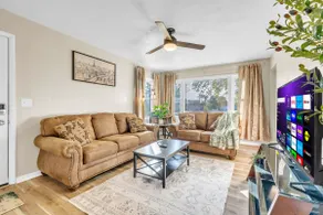 Duplex with Dual Kitchen & Living Rooms 2K/3Q Beds - Image 3