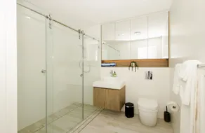 Lux Lakeside Stay - Image 4